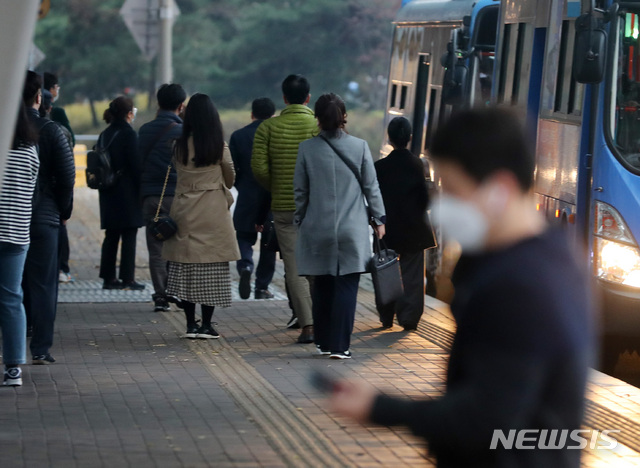 [서울=뉴시스]배훈식 기자 = 지난달 17일 오전 서울 영등포구 여의도환승센터에서 마스크를 쓴 시민들이 발걸음을 서두르고 있다. 2020.11.17. dahora83@newsis.com