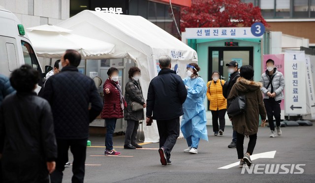 [서울=뉴시스] 박주성 기자 = 17일 오전 서울 중구 국립중앙의료원 선별진료소 앞에 사람들이 신종 코로나바이러스 감염증(코로나19) 검사를 받기 위해 의료진의 설명을 듣고 있다. 2020.11.17. park7691@newsis.com