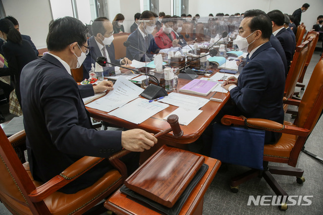 [서울=뉴시스] 최동준 기자 = 정성호 예산결산특별위원회 위원장이 17일 서울 여의도 국회에서 열린 예산안등조정소위원회의를 진행하고 있다. (공동취재사진) 2020.11.17. photo@newsis.com