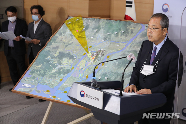 [서울=뉴시스]김명원 기자 = 김수삼 국무총리실 산하 김해신공항 검증위원회위원장이 17일 오후 서울 종로구 정부서울청사에서 검증결과를 발표하고 있다. (사진=공동취재사진) 2020.11.17. photo@newsis.com