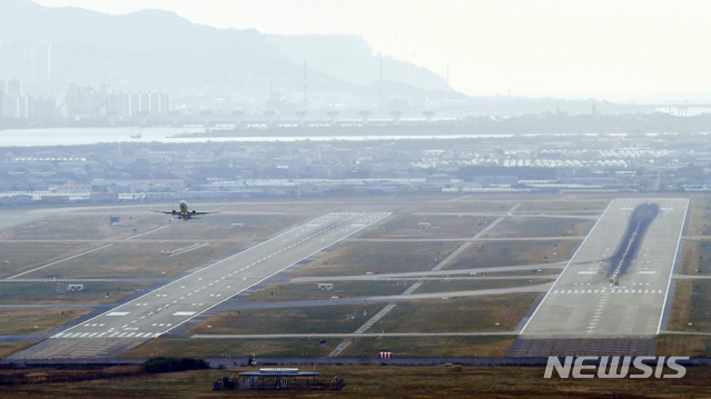 [부산=뉴시스] 하경민 기자 = 국무총리실 산하 김해신공항 검증위원회가 17일 정부서울청사에서 브리핑을 열고 "김해신공항 계획은 상당부분 보완이 필요하고 확장성 등 미래 변화에 대응하기 어렵다"며 사실상 백지화 결론을 내렸다. 사진은 이날 오후 부산 김해국제공항 활주로에서 항공기가 이륙하고 있다. 2020.11.17.  yulnetphoto@newsis.com