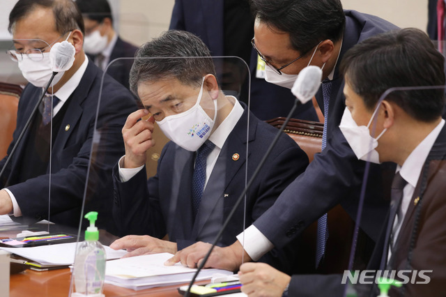 [서울=뉴시스] 전진환 기자 = 박능후 보건복지부 장관이 17일 오후 서울 여의도 국회에서 열린 보건복지위원회 전체회의에 출석해 관계자의 보고를 받고 있다. (공동취재사진) 2020.11.17.  photo@newsis.com