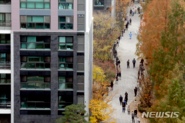 [서울=뉴시스]김병문 기자 = 서울 서초구 아파트 내 입주민만 출입하는 사우나에서 신종 코로나바이러스 감염증(코로나19) 집단감염이 발생한 가운데 17일 오후 아파트 단지 내 선별진료소에서 주민들이 검사를 받기 위해 대기하고 있다. 2020.11.17.  dadazon@newsis.com 