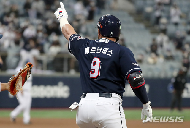 [서울=뉴시스] 이영환 기자 = 17일 오후 서울 구로구 고척스카이돔에서 열린 2020 KBO 한국시리즈 1차전 NC 다이노스와 두산 베어스의 경기, 1회초 2사 주자없는 상황에서 두산 페르난데스가 안타를 친 후 세리머니를 하고 있다. 2020.11.17. 20hwan@newsis.com