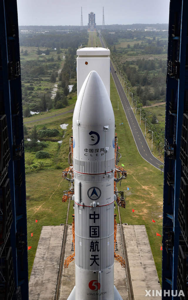[원창(중 하이난성)=신화/뉴시스]중국 남부 하이난(海南)성 원창(文昌) 우주선 발사장에 2020년 11월 달 암석토양 샘플 채취의 착륙탐사선 창어(嫦娥)-5호를 탑재한 창정(長征)-5호 로켓이 세워져 있다.  2020.11.24