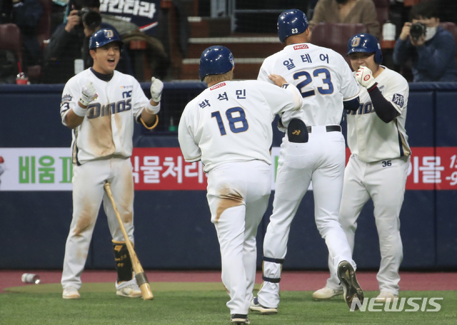 [서울=뉴시스] 박민석 기자 = 17일 오후 서울 구로구 고척스카이돔에서 열린 2020 KBO 한국시리즈 1차전 NC 다이노스와 두산 베어스의 경기, 4회말 1사 1,2루 상황 NC 알테어 선수가 3점 홈런을 날린 뒤 동료 선수들과 기쁨을 니누고 있다. 2020.11.17.  mspark@newsis.com