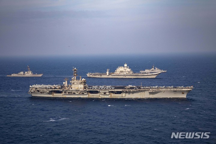 [AP/뉴시스] 미 해군 항공모함이 인도 일본 호주의 전함과 함께 지난 해 11월 아라비아만에서 합동훈련을 하고 있다. 미 해군은 노후한 퇴역 항공모함 2척을 폐선회사에 단 1센트씩 받고 매각했다고 발표했다.  