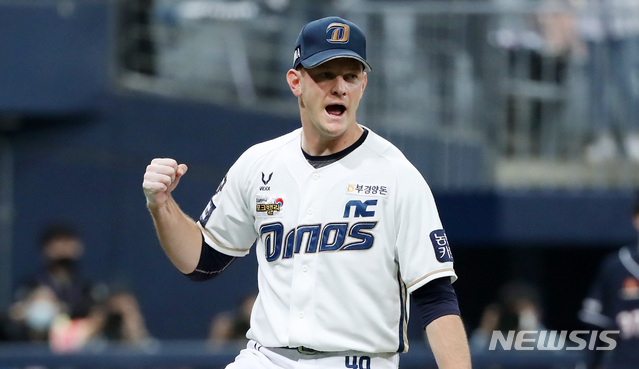 [서울=뉴시스] 이영환 기자 = 17일 오후 서울 구로구 고척스카이돔에서 열린 2020 KBO 한국시리즈 1차전 NC 다이노스와 두산 베어스의 경기, 5회초 1사 만루에서 NC 선발 루친스키가 두산 페르난데스를 투수 병살타 아웃으로 잡아낸 후 포효하고 있다. 2020.11.17.  20hwan@newsis.com