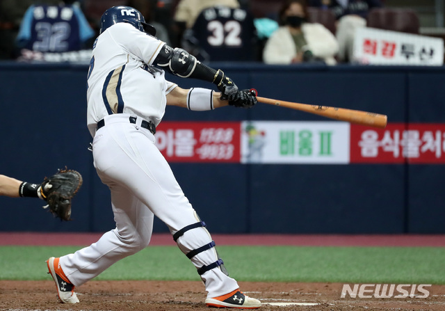 [서울=뉴시스] 이영환 기자 = 17일 오후 서울 구로구 고척스카이돔에서 열린 2020 KBO 한국시리즈 1차전 NC 다이노스와 두산 베어스의 경기, 8회말 NC 선두타자 나성범이 2루타를 날리고 있다. 2020.11.17. 20hwan@newsis.com