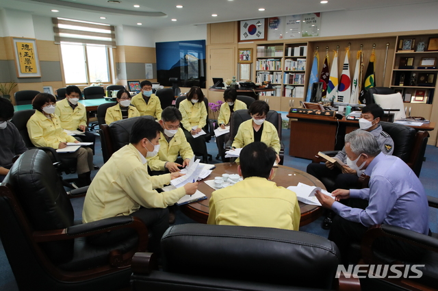 [하동=뉴시스] 경남 하동군은 지역내 코로나19 확진자가 발생함에 따라 18일 오전 군수 집무실에서 교육지원청, 경찰서, 소방서 등 유관기관장 긴급 대책회의를 갖고 현 상황에 대한 정보를 공유하며 대응방안 마련과 함께 코로나19가 종식될 때까지 협력체계를 구축키로 했다. 2020.11.18. kyk@newsis.com