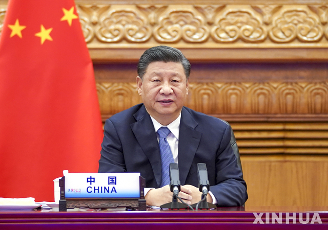 [베이징=신화/뉴시스]시진핑 중국 국가주석이 지난해 11월17일 중국 베이징에서 열린 제12차 신흥경제 5개국, 브릭스(BRICS) 정상회의에 참석해 화상을 통해 연설하고 있다. 시 주석은 "코로나19 사태를 악용해 탈세계화와 경제적 탈동조화를 조장한다면 서로의 공동 이익을 저해할 뿐"이라고 비판했다.