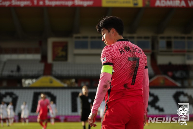 [서울=뉴시스]남자축구국가대표팀 손흥민이 17일(현지시간) 오스트리아 마리아엔처스도로프 BSFZ아레나에서 열린 한국 vs 카타르 경기에서 잠시 숨을 고르고 있다. (사진=대한축구협회 제공) 2020.11.18. photo@newsis.com