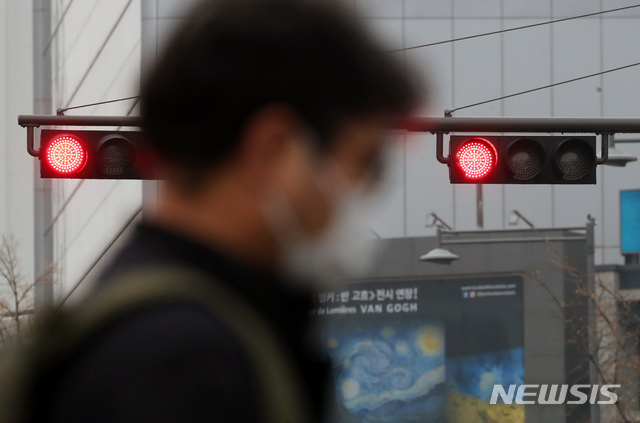 [서울=뉴시스] 고승민 기자 = 정부가 사회적 거리두기 1.5단계로 코로나19 유행세를 통제하겠다고 나섰지만 작업장과 사우나 등 일상감염이 지속되고 있는 18일 서울 광화문 사거리에서 마스크를 쓴 시민들이 출근하고 있다. 2020.11.18. kkssmm99@newsis.com