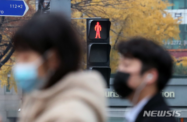 [서울=뉴시스] 고승민 기자 = 정부가 사회적 거리두기 1.5단계로 코로나19 유행세를 통제하겠다고 나섰지만 작업장과 사우나 등 일상감염이 지속되고 있는 18일 서울 광화문 사거리에서 마스크를 쓴 시민들이 출근하고 있다. 2020.11.18.  kkssmm99@newsis.com