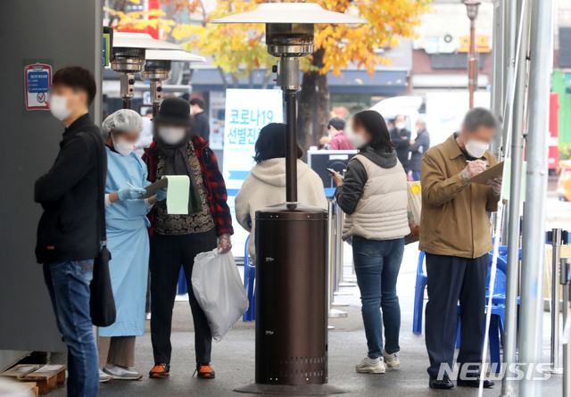 [서울=뉴시스]홍효식 기자 = 신종 코로나바이러스 감염증(코로나19) 신규 확진자가 313명으로 집계된 18일 오후 서울 영등포구 보건소에 마련된 선별진료소를 찾은 시민들이 검사를 위해 접수하고 있다. 2020.11.18.  yesphoto@newsis.com