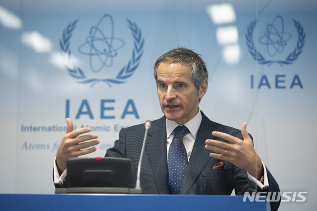 [빈(오스트리아)=AP/뉴시스]라파엘 마리아노 그로시 국제원자력기구(IAEA) 사무총장이 18일 오스트리아 빈에서 열린 IAEA 이사회에서 기자회견을 하고 있다. 미국은 북한과의 대화의 문을 열어 놓고 있지만 이를 위해서는 북한의 구체적 비핵화 이행이 필요하다고 19일 IAEA 이사회 회의에서 강조했다. 2020.11.20