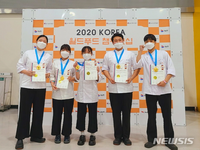 동국대 경주캠퍼스 '월드푸드 챔피언십' 최우수상 수상자들 