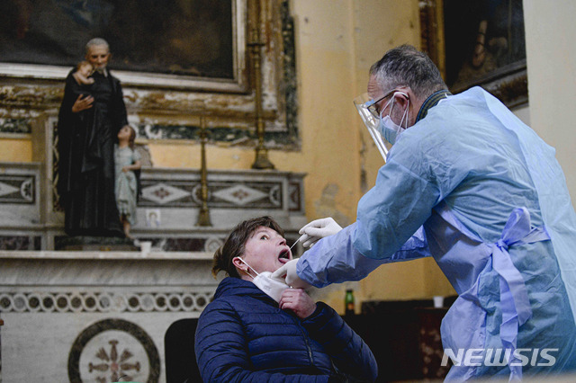 [산세베로=AP/뉴시스] 이탈리아 나폴리의 산세베로 교회에서 의사가 신종 코로나바이러스 감염증(코로나19) 검사를 하고 있다.2020.11.19.
