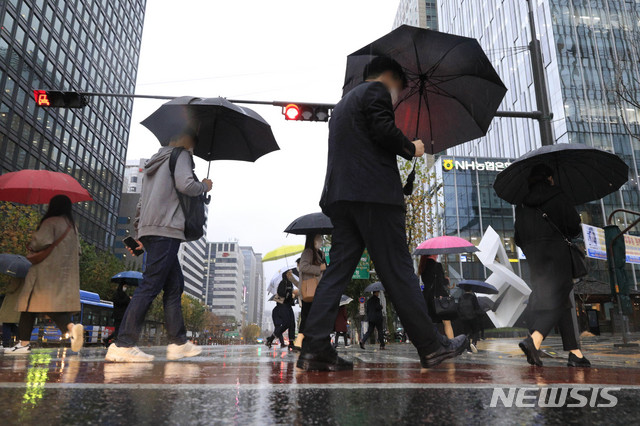 [서울=뉴시스] 박민석 기자 = 가을비가 내리는 지난 19일 오전 서울 종로구 종각역 일대 거리에서 우산을 쓴 시민들이 출근길 발걸음을 옮기고 있다. 2020.11.19. mspark@newsis.com