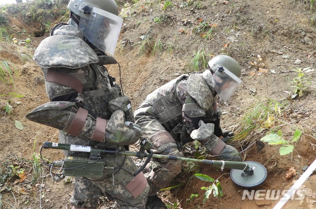 [서울=뉴시스]국방부는 '9·19 군사합의'에서 남북이 합의한 남북공동유해발굴을 위한 사전준비 차원에서 지난해에 이어 4월 20일부터 화살머리고지일대 우리측 지역에서 추진해 왔던 2020년 유해발굴사업을 오는 20일 종료할 예정이라고 19일 밝혔다. 사진은 발굴 현장에서 지뢰제거 작업을 하는 장병들. (사진=국방부 제공) 2020.11.19.photo@newsis.com