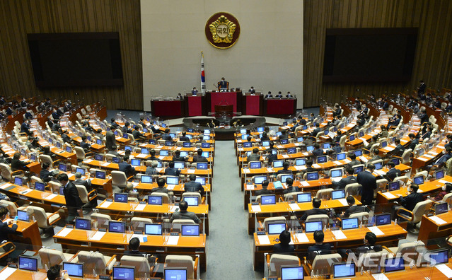 [서울=뉴시스] 김진아 기자 = 19일 서울 여의도 국회에서 본회의가 열리고 있다. (공동취재사진) 2020.11.19 photo@newsis.com