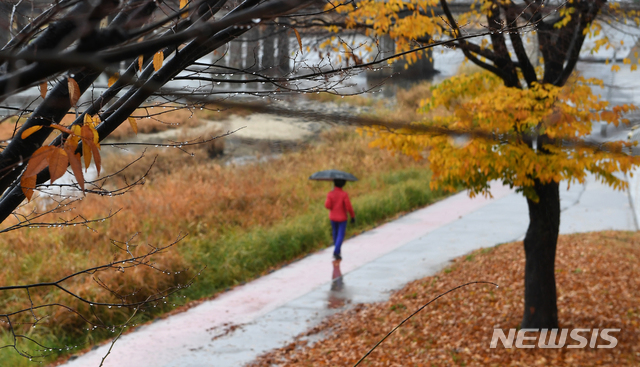 [서울=뉴시스]가을비가 내리는 19일 경남 거창군 거창읍 영호강 둔치 산책길에서 우산을 쓴 주민들이 발걸음을 옮기고 있다. (사진=거창군 제공) 2020.11.19.photo@newsis.com