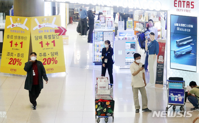 [인천공항=뉴시스] 이영환 기자 = 19일 오후 인천국제공항 제1여객터미널 면세구역이 보이고 있다.  2020.11.19. 20hwan@newsis.com