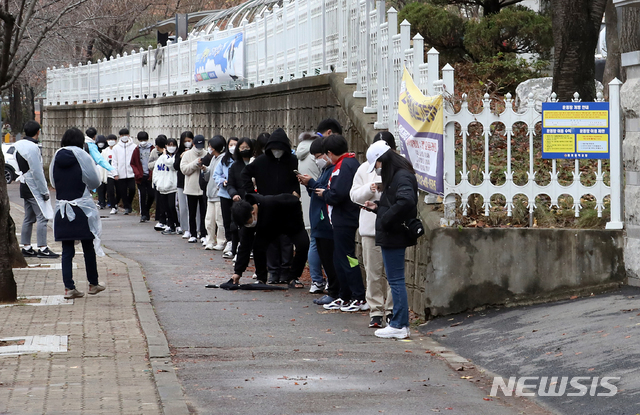 [인천=뉴시스] 이종철 기자 = 신종 코로나바이러스감염증(코로나19) 확진자가 이틀 연속 300명대를 기록한 가운데 지난 19일 오후 확진자가 나온 인천시 서구 불로중학교에서 학생들이 학교내에 설치된 이동선별진료소에서 검사를 받기 위해 줄을 서서 기다리고 있다. 2020.11.19.  jc4321@newsis.com