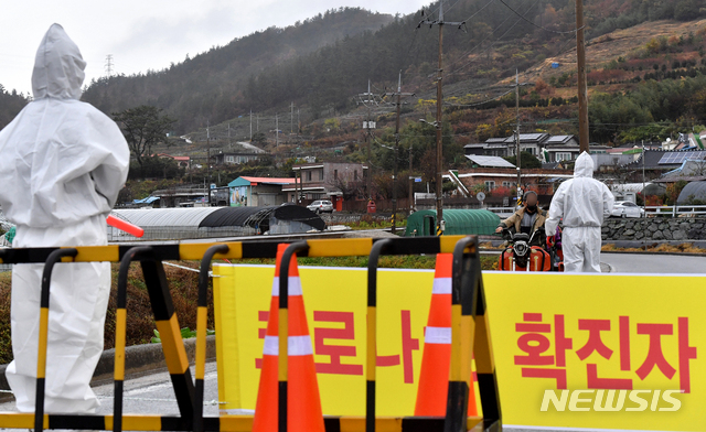 [순천=뉴시스] 신대희 기자 = 19일 코로나19 확진자 집단 발생으로 동일 집단 격리된 전남 순천시 별량면 덕정리 한 마을 입구가 통제돼 있다. 마을 주민이 코로나19 진단 검사를 받기 위해 선별 진료소 쪽으로 이동하고 있다. 2020.11.19.  sdhdream@newsis.com