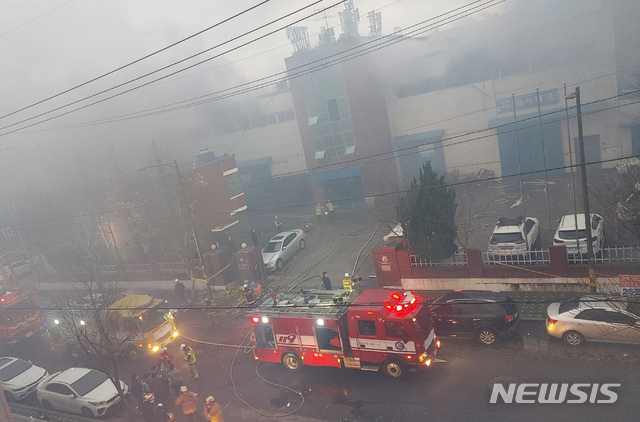 [인천=뉴시스] 이종철 기자 = 19일 오후 인천시 남동구 고잔동 화장품 제조공장에서 불이 나 소방대가 진화작업을 벌이고 있다. (사진 = 인천소방본부 제공) 2020.11.19.  jc4321@newsis.com