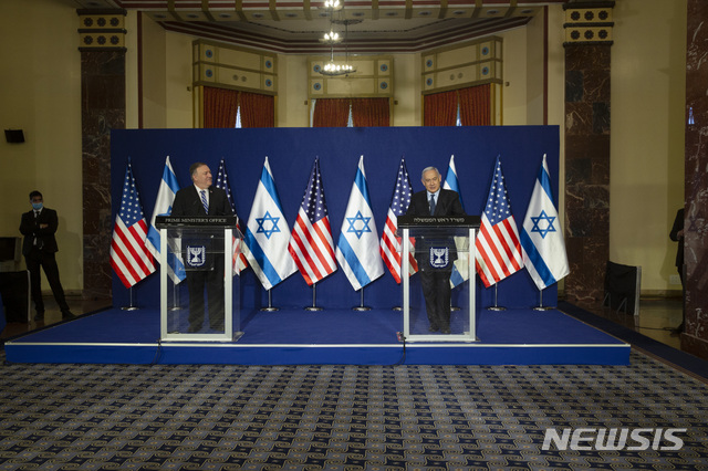 [예루살렘=AP/뉴시스] 19일 이스라엘 방문 중인 마이크 폼페이오 미 국무장관이 베냐민 네타냐후 총리와 공동 성명발표를 하고 있다 