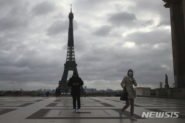 [파리=AP/뉴시스]신종 코로나바이러스 감염증(코로나19) 확산으로 봉쇄된 프랑스 파리 에펠탑 전경. 2020.11.19. 