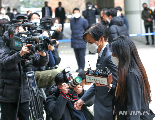 [서울=뉴시스] 조수정 기자 = 자녀 입시·사모펀드 비리와 유재수 전 부산시 경제부시장 감찰무마를 지시한 혐의로 기소된 조국 전 법무부장관이 20일 오후 공판에 출석하기 위해 서울 서초구 서울중앙지방법원으로 들어서고 있다. 2020.11.20. chocrystal@newsis.com