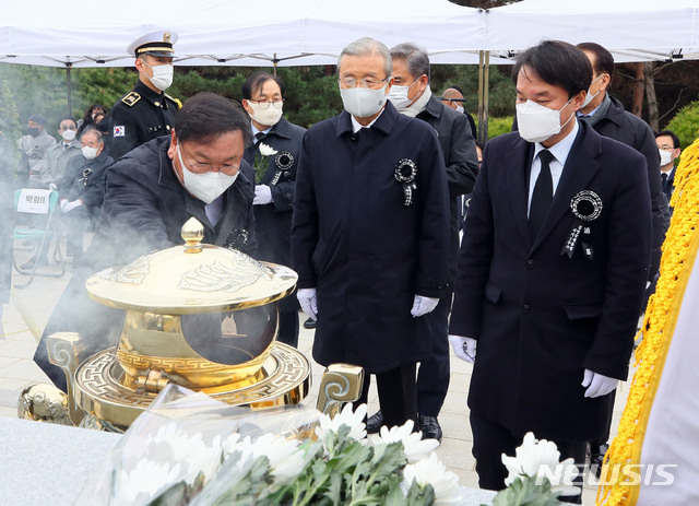 [서울=뉴시스] 국회사진기자단 = 김태년(왼쪽부터) 더불어민주당 원내대표, 김종인 국민의힘 비상대책위원장, 김종철 정의당 대표가 20일 서울 동작구 국립서울현충원 김영삼 대통령 묘역에서 열린 5주기 추모식에서 헌화 및 분향하고 있다. 2020.11.20  photo@newsis.com