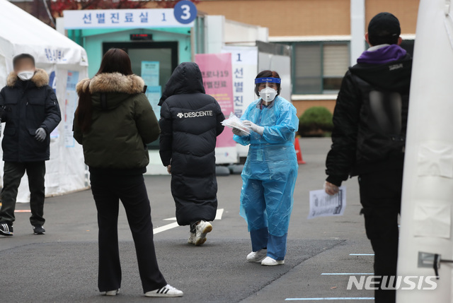 [서울=뉴시스] 조수정 기자 = 코로나19 신규확진자가 363명 늘어나며 사흘째 300명대를 넘긴 20일 오후 서울 중구 국립중앙의료원 선별진료소에서 출국예정자와 시민들이 코로나19 검사를 받기 위해 기다리고 있다. 2020.11.20. chocrystal@newsis.com