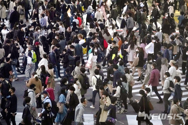 [도쿄=AP/뉴시스] 지난 21일 일본 도쿄 시부야 거리의 횡단보도에 사람들이 붐비고 있다. 신종 코로나바이러스 감염증(코로나19) 신규 확진자가 폭증하고 있는 일본은 21~23일 사흘 연휴를 맞았다. 23일은 근로감사의 날로 휴일이다. 2020.11.23.