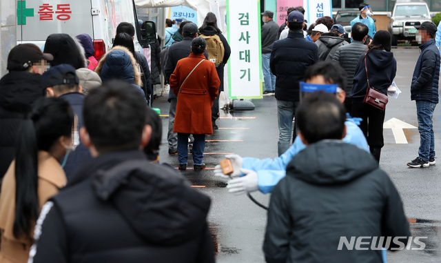 [서울=뉴시스] 이영환 기자 = 22일 오전 서울 중구 국립중앙의료원 코로나19 선별진료소에서 시민들이 줄지어 검사를 기다리고 있다. 2020.11.22. 20hwan@newsis.com