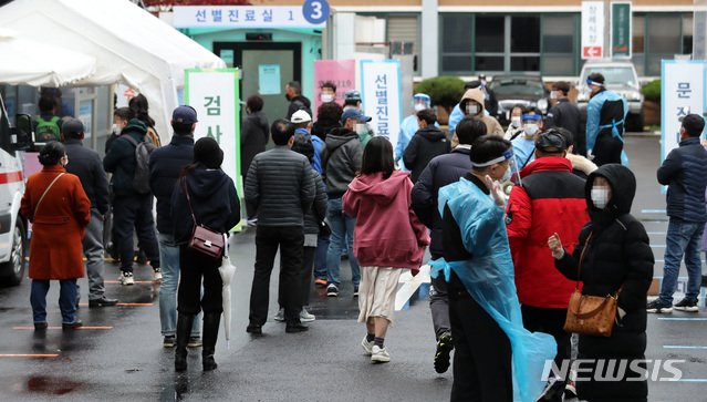 [서울=뉴시스] 이영환 기자 = 22일 오전 서울 중구 국립중앙의료원 코로나19 선별진료소에서 시민들이 줄지어 검사를 기다리고 있다. 2020.11.22.  20hwan@newsis.com