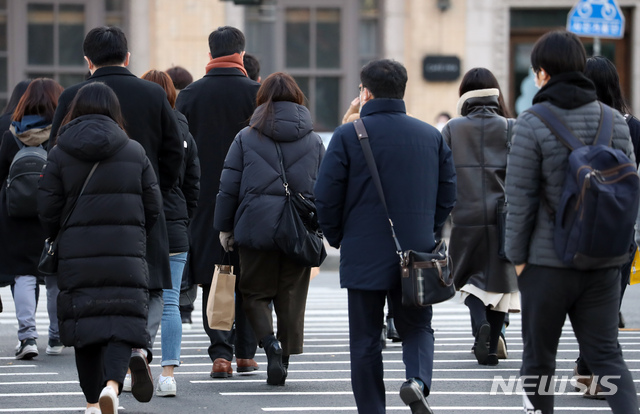 [서울=뉴시스] 고승민 기자 = 지난 23일 서울 광화문 사거리에서 옷을 두텁게 입은 시민들이 출근하고 있다. 2020.11.23.kkssmm99@newsis.com