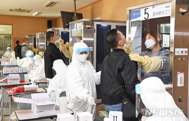 [서울=뉴시스]23일 해군교육사령부에서 해군병 671기 입영대상자들이 PCR검사를 받고 있다. (사진=해군교육사령부 제공) 2020.11.23.photo@newsis.com