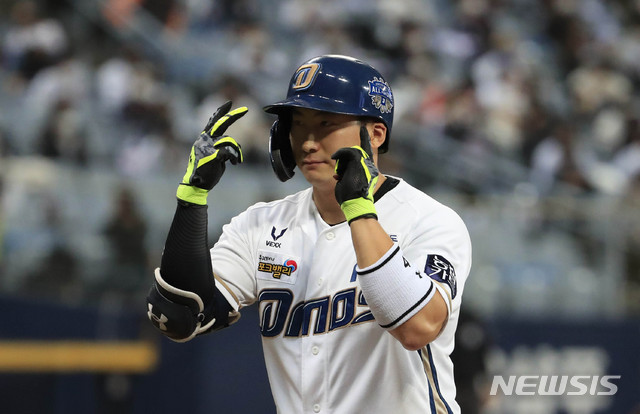 [서울=뉴시스] 박민석 기자 = 23일 오후 서울 구로구 고척스카이돔에서 열린 2020 KBO 한국시리즈 5차전 NC 다이노스와 두산 베어스의 경기, 6회말 1사 상황 NC 나성범이 안타를 친 뒤 세레모니를 하고 있다. 2020.11.23.  mspark@newsis.com