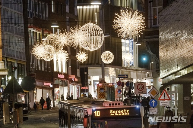 [뤼베크=AP/뉴시스]23일(현지시간) 독일 뤼베크의 홀스텐스트라세 쇼핑가에 크리스마스 조명이 비치고 있다. 이날 저녁 뤼베크 구도심에 크리스마스 조명이 점등됐다. 2020.11.24. 