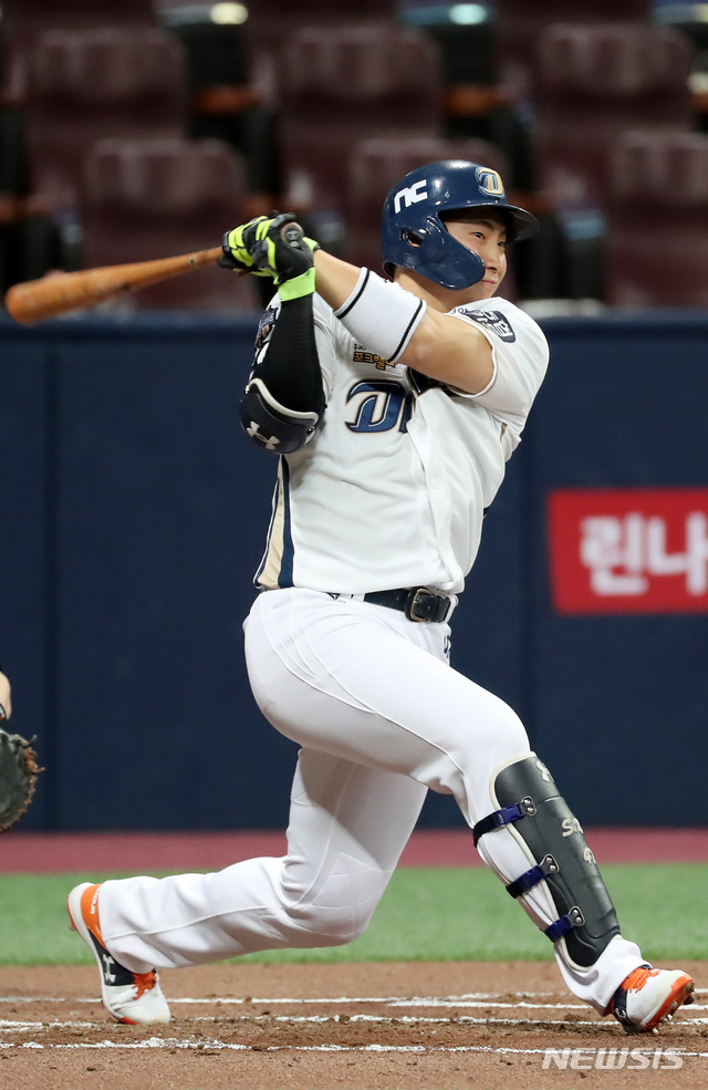 [서울=뉴시스] 이영환 기자 = 24일 오후 서울 구로구 고척스카이돔에서 열린 KBO 한국시리즈 6차전 NC 다이노스와 두산 베어스의 경기, 1회말 2사 주자없는 상황에서 NC 나성범이 안타를 날리고 있다. 2020.11.24. 20hwan@newsis.com