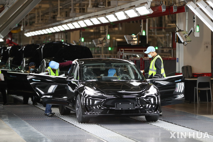 [상하이(중국)=신화/뉴시스]2020년 11월에 촬영한 중국 상하이 테슬라 전기자동차 공장. 2021.11.29