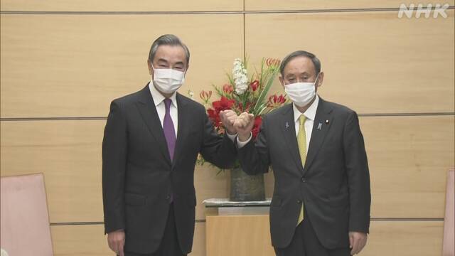 인사하는 스가 일본 총리와 왕이 중국 외교부장 <NHK 캡쳐>