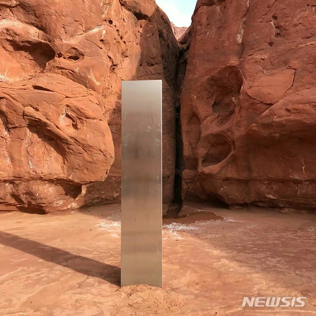유타주 적색암 사막지대에서 신비의 금속기둥 발견돼