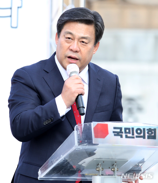 [서울=뉴시스] 박주성 기자 = 김선동 전 국민의힘 사무총장이 25일 오전 서울 광화문광장에서 서울시장 출마 기자회견을 하고 있다. 2020.11.25. park7691@newsis.com