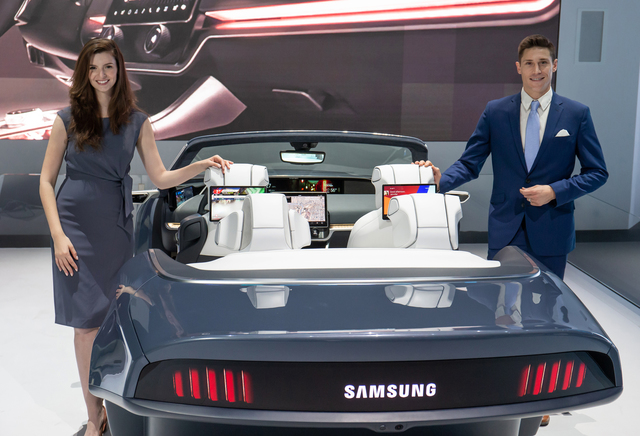 [서울=뉴시스] 삼성전자 모델들이 개인에게 최적화된 환경과 인포테인먼트 시스템을 제공하는 차량용 ‘디지털 콕핏 2020’를시연하고 있다.