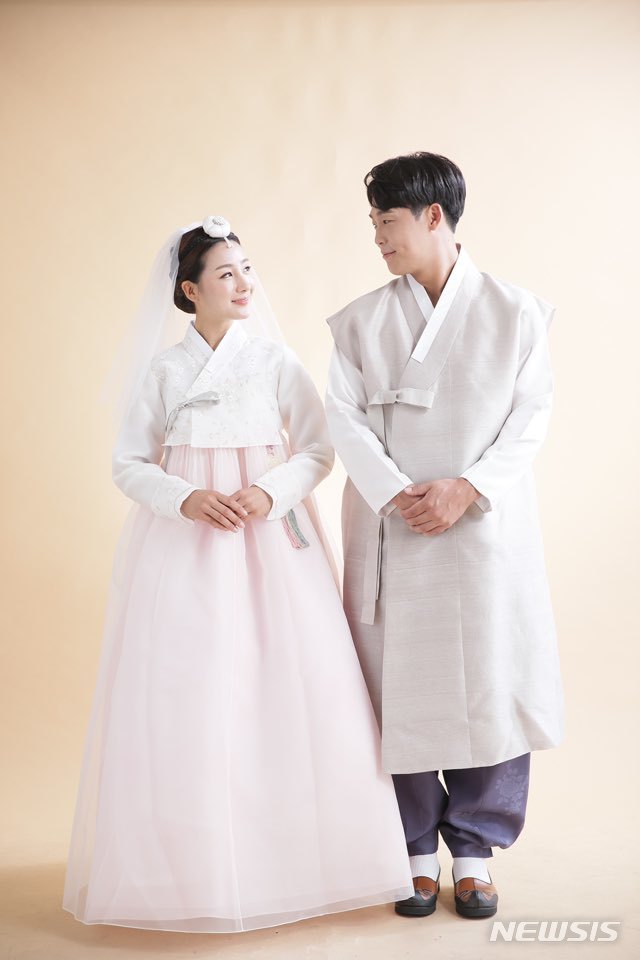 [서울=뉴시스] 한화 이글스 김민하(오른쪽)가 신부 공민아 양과 오는 28일 결혼식을 올린다. (사진=한화 제공)