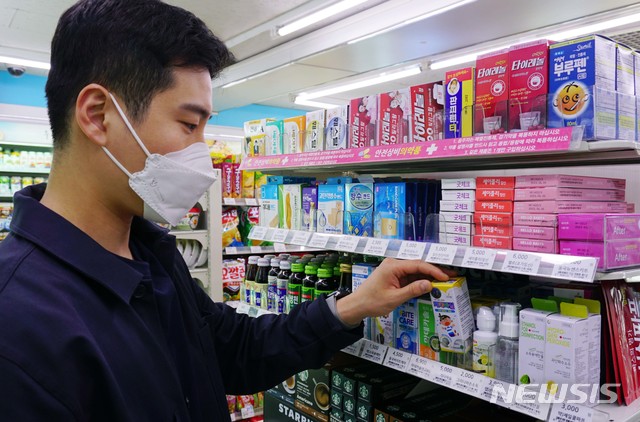 [서울=뉴시스] GS25에서 소비자가 안전상비의약품을 살펴보고 있다. (사진=GS리테일 제공)